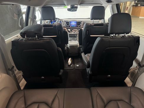 Used 2020 Chrysler Pacifica Touring-L Plus image 9