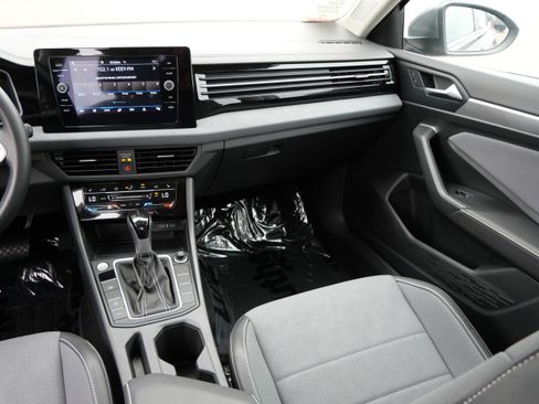 Used 2025 Volkswagen Jetta SE w/ Sunroof Package FWD image 11
