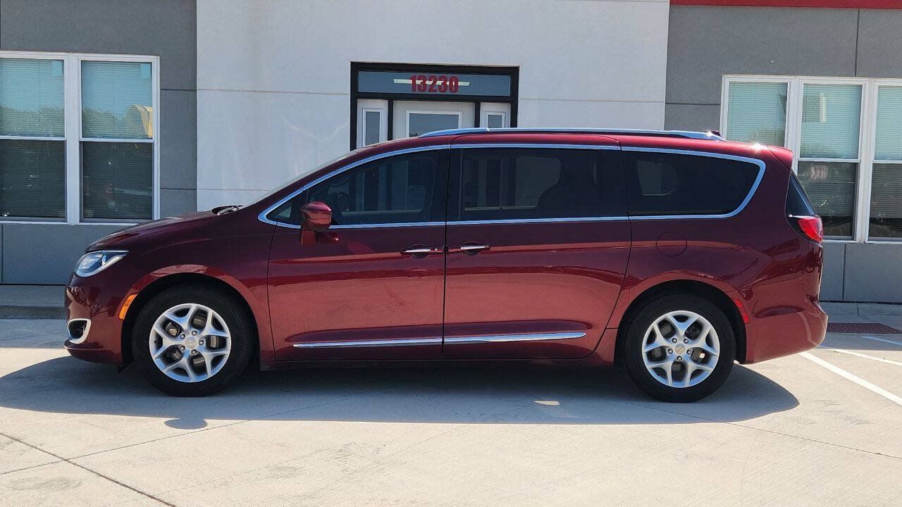 Used 2020 Chrysler Pacifica Touring-L Plus w/ Tire & Wheel Group FWD image 3