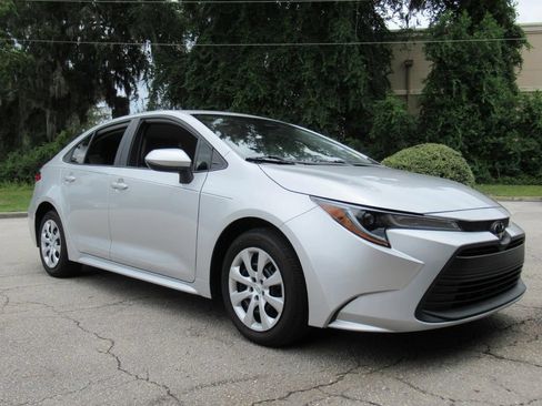 Used 2025 Toyota Corolla LE FWD image 1
