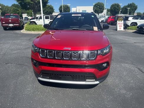 Used 2025 Jeep Compass Limited AWD/4WD image 10