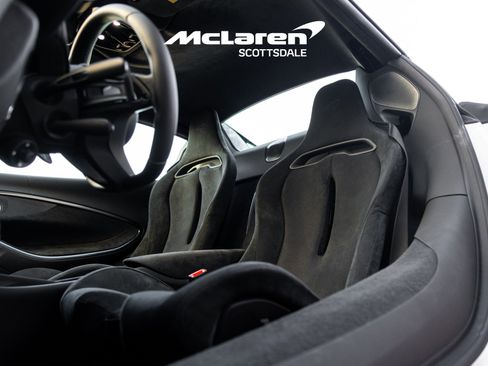 Used 2025 McLaren Artura Spider image 19