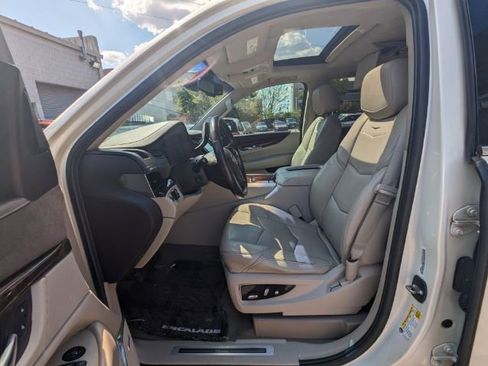 Used 2015 Cadillac Escalade Luxury image 15