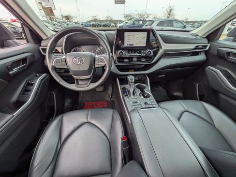 Certified 2023 Toyota Highlander XLE image 13