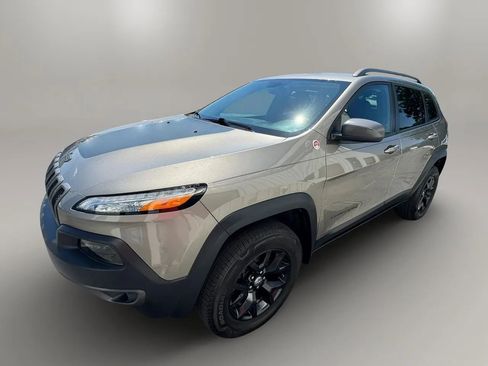 Used 2016 Jeep Cherokee Trailhawk w/ Comfort/Convenience Group AWD/4WD image 5