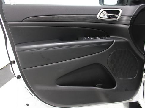 Used 2019 Jeep Grand Cherokee Altitude AWD/4WD image 11