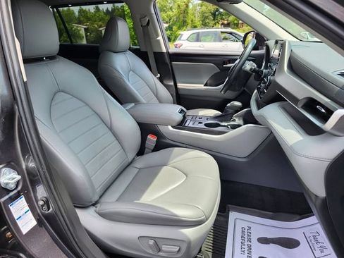 Used 2022 Toyota Highlander XLE AWD/4WD image 25