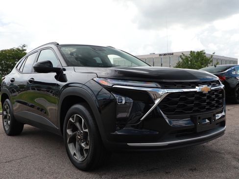 Used 2025 Chevrolet Trax LT w/ LT Convenience Package FWD image 7
