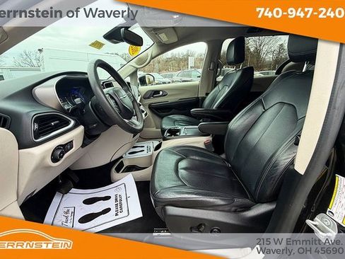 Used 2022 Chrysler Pacifica Touring-L image 11