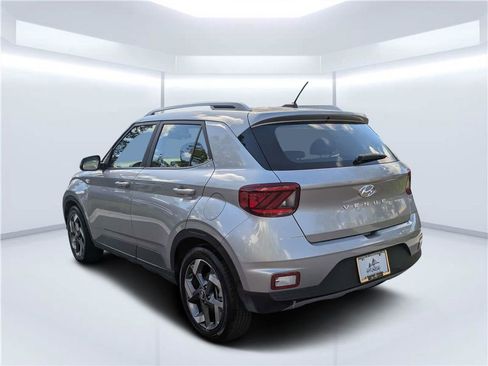 Used 2025 Hyundai Venue SEL FWD image 5