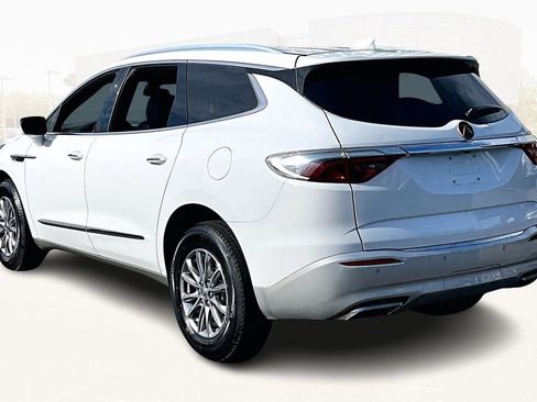 Used 2023 Buick Enclave Essence image 4