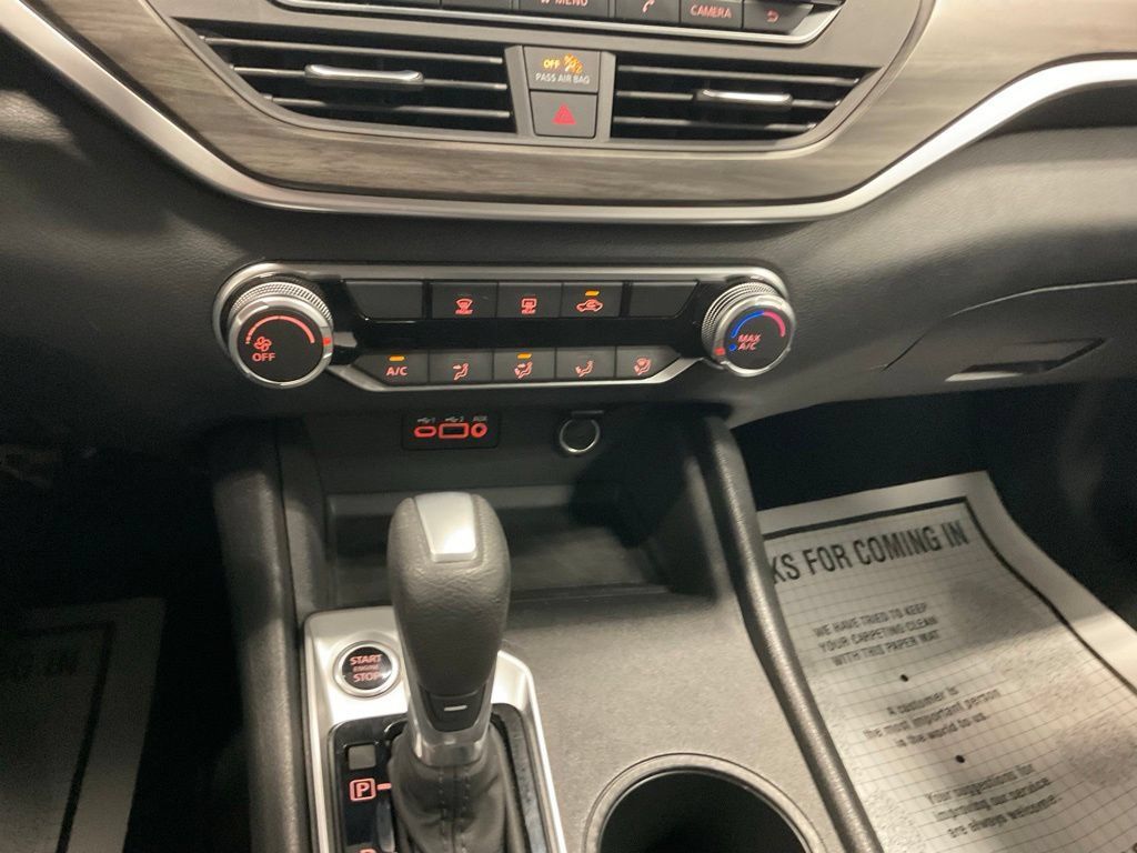 Used 2025 Nissan Altima 2.5 SV FWD image 12