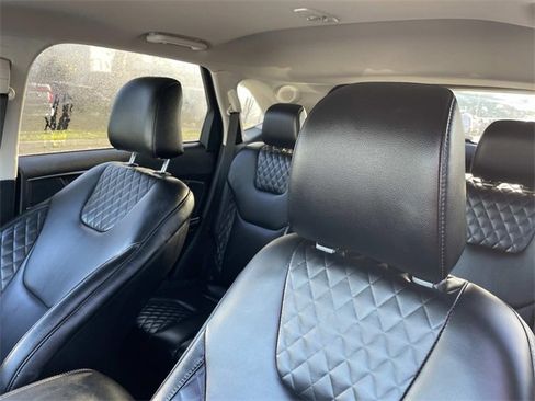 Used 2024 Ford Edge Titanium image 23