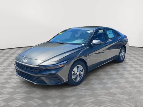 Used 2026 Hyundai Elantra SE FWD image 2