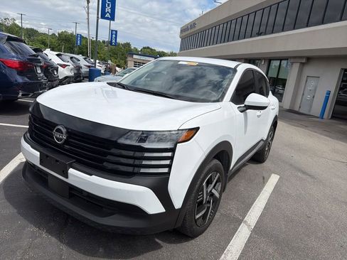 Used 2025 Nissan Kicks SV FWD image 2