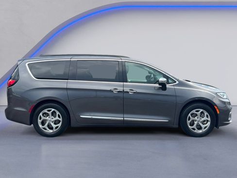 Used 2023 Chrysler Pacifica Limited FWD image 7
