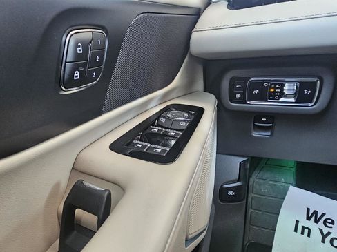 Used 2025 Lincoln Nautilus Premier AWD/4WD image 24