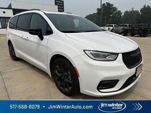 Used 2025 Chrysler Pacifica Limited FWD image 4