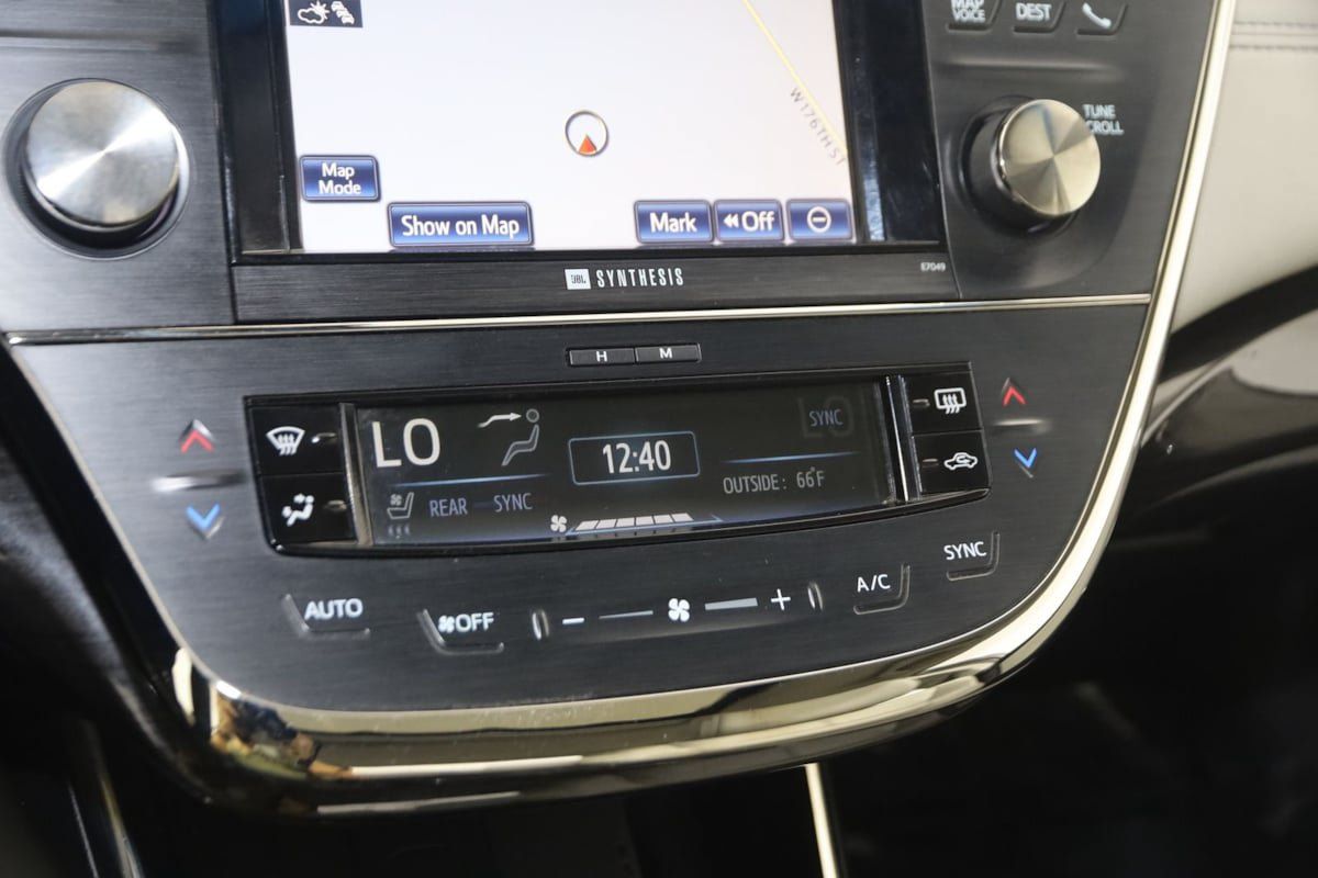 Used 2014 Toyota Avalon Limited w/ Technology Package FWD image 26