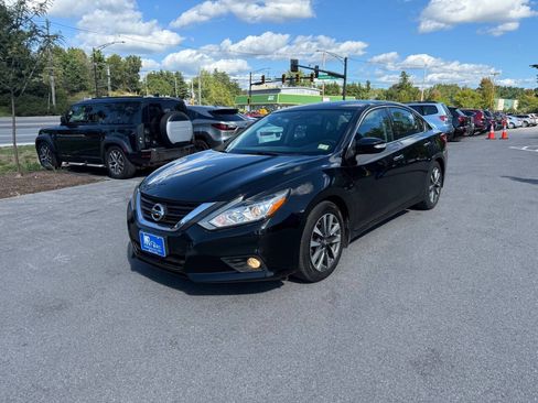 Used 2017 Nissan Altima 2.5 SV w/ Convenience Package FWD image 4
