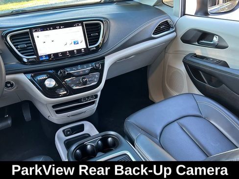 Used 2023 Chrysler Pacifica Touring-L image 13