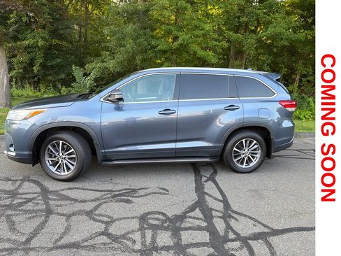 Used 2019 Toyota Highlander XLE AWD/4WD image 3