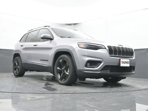 Used 2019 Jeep Cherokee Latitude Plus FWD image 24