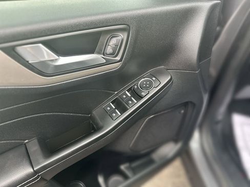 Used 2021 Ford Escape SE w/ SE Sport Appearance Package image 16