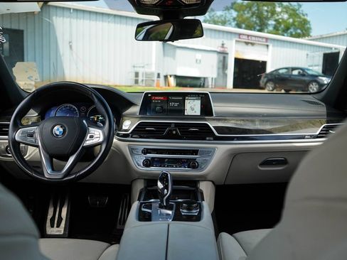 Used 2019 BMW 750i w/ Executive Package RWD image 10