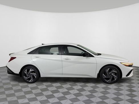 New 2025 Hyundai Elantra SEL image 2