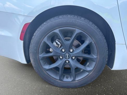 Used 2025 Chrysler Pacifica Limited FWD image 40
