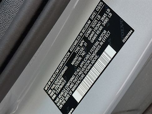 Used 2025 Volvo XC40 B5 Plus image 12