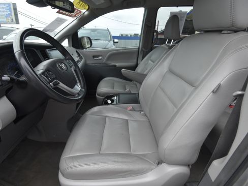 Used 2018 Toyota Sienna XLE FWD image 8