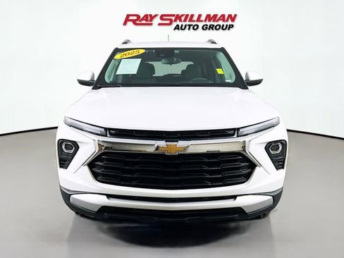 Used 2025 Chevrolet TrailBlazer LT image 2