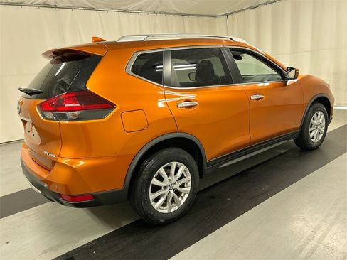 Used 2020 Nissan Rogue SV image 2