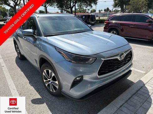 Used 2024 Toyota Highlander XLE FWD image 1