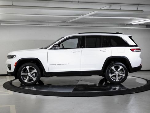 Used 2025 Jeep Grand Cherokee Limited w/ Luxury Tech Group II image 2