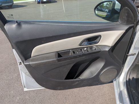 Used 2016 Chevrolet Cruze LT w/ Technology Package FWD image 15