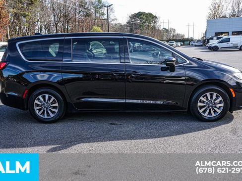 Used 2024 Chrysler Pacifica Select image 8