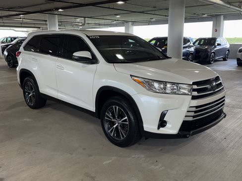 Used 2019 Toyota Highlander LE FWD image 2