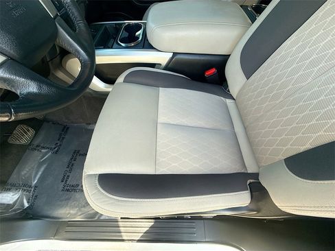 Used 2024 Nissan Titan SV w/ SV Convenience Package image 18