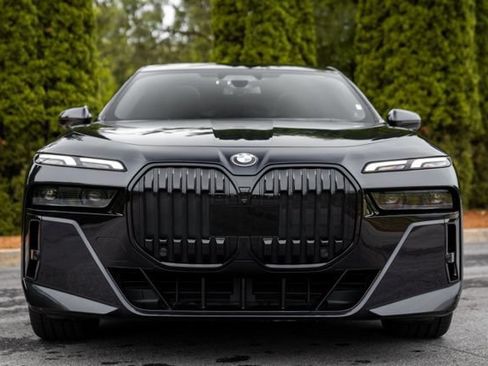 Used 2023 BMW 740i w/ Luxury Rear Seating Package RWD image 17