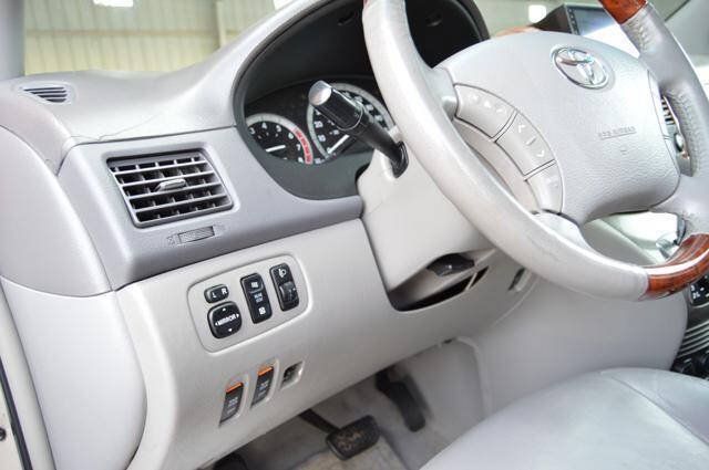 Used 2004 Toyota Sienna XLE Limited w/ Limited Pkg 5 FWD image 30