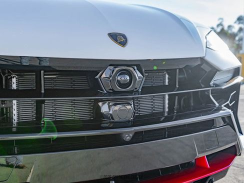 Used 2025 Lamborghini Urus SE AWD/4WD image 45