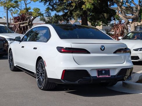 Used 2025 BMW 740i image 8