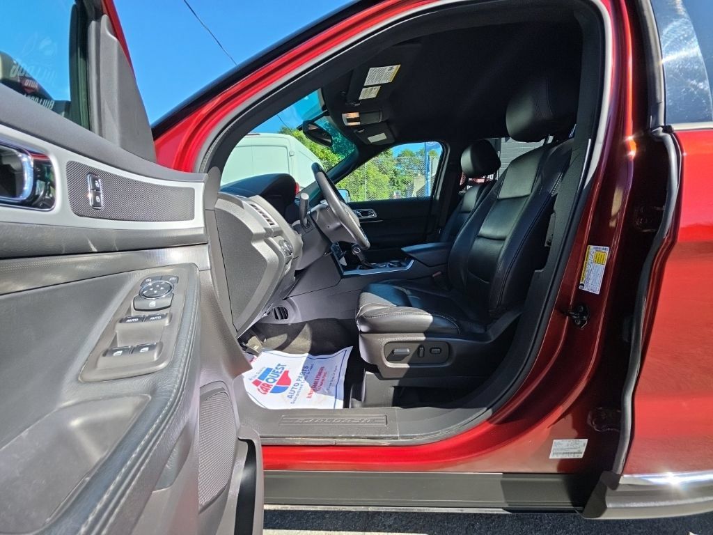 Used 2014 Ford Explorer XLT w/ Equipment Group 202A AWD/4WD image 11
