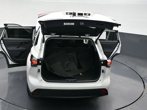 Used 2024 Toyota Highlander LE image 36