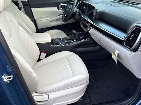 Certified 2025 Kia Sorento S w/ Panoramic Sunroof Package FWD image 13
