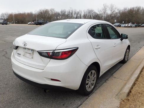 Used 2020 Toyota Yaris L image 10