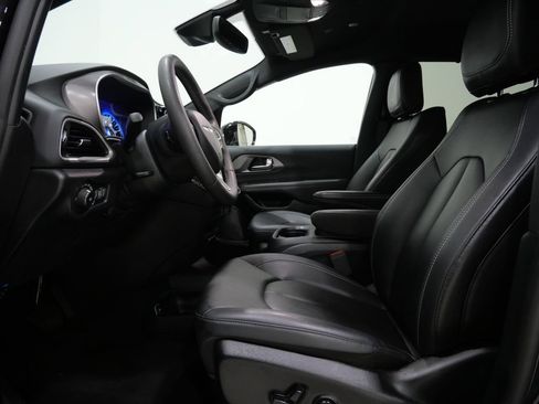 Used 2025 Chrysler Pacifica Select FWD image 12
